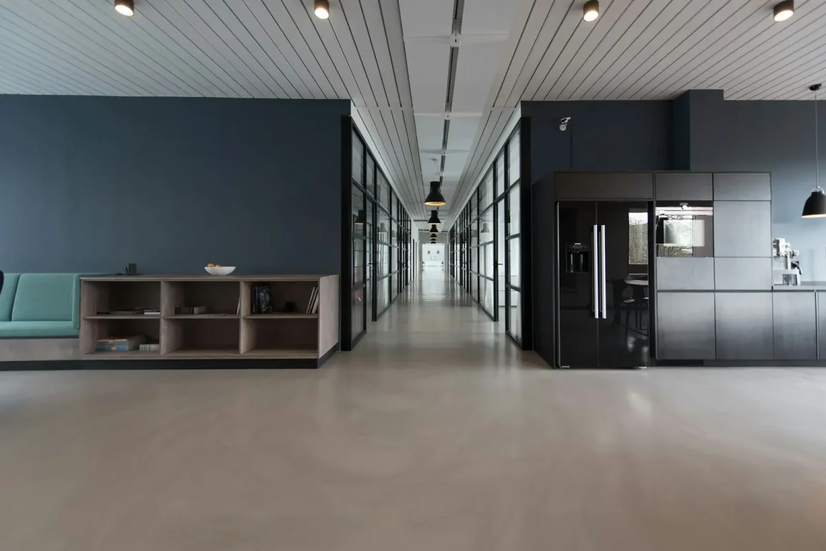 Oficina moderna con muebles y espacios de trabajo