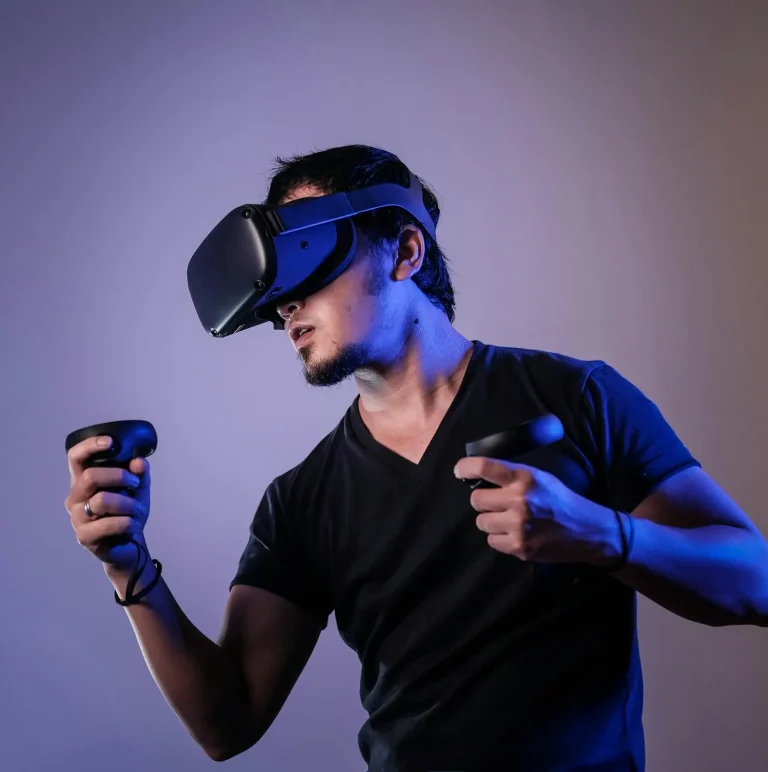 Persona usando gafas de realidad virtual
