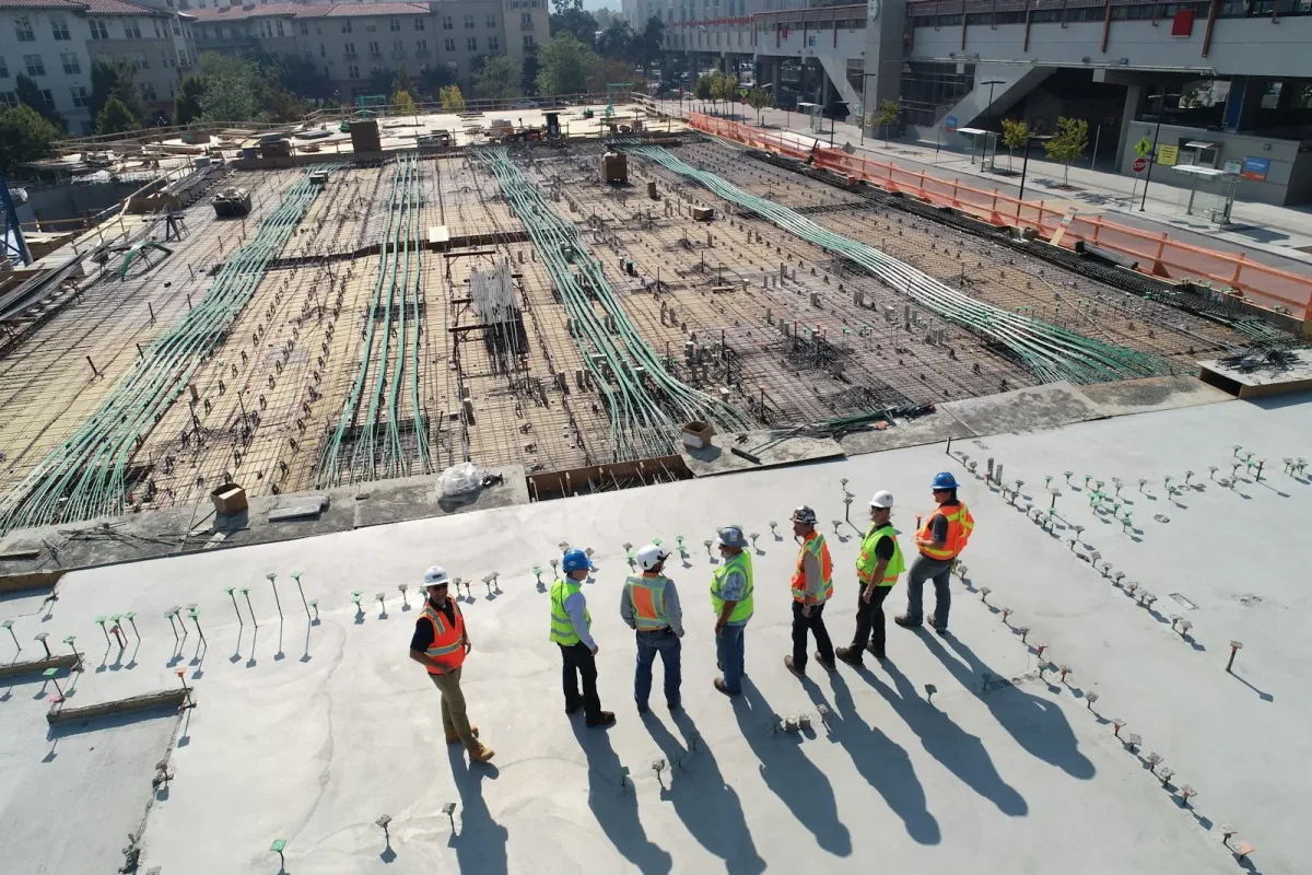 Equipo de obra en una construcción vista desde arriba