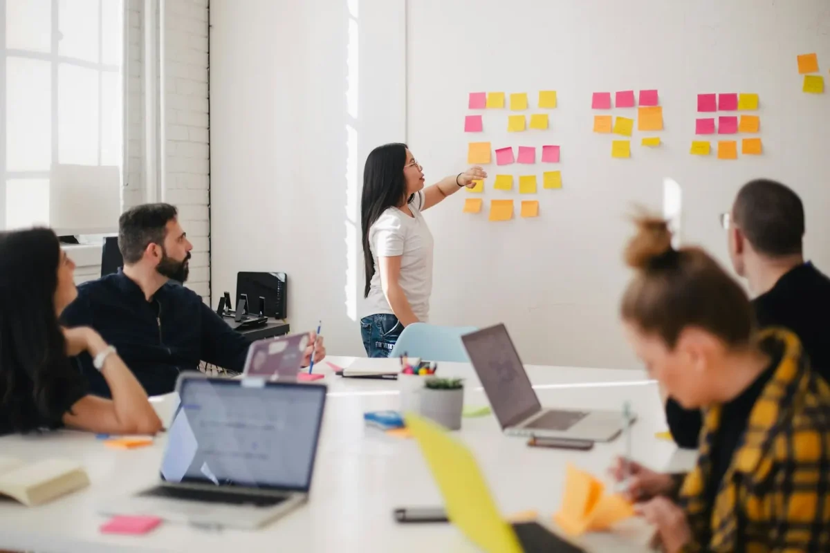 Equipo en un taller de trabajo frente a un tablero