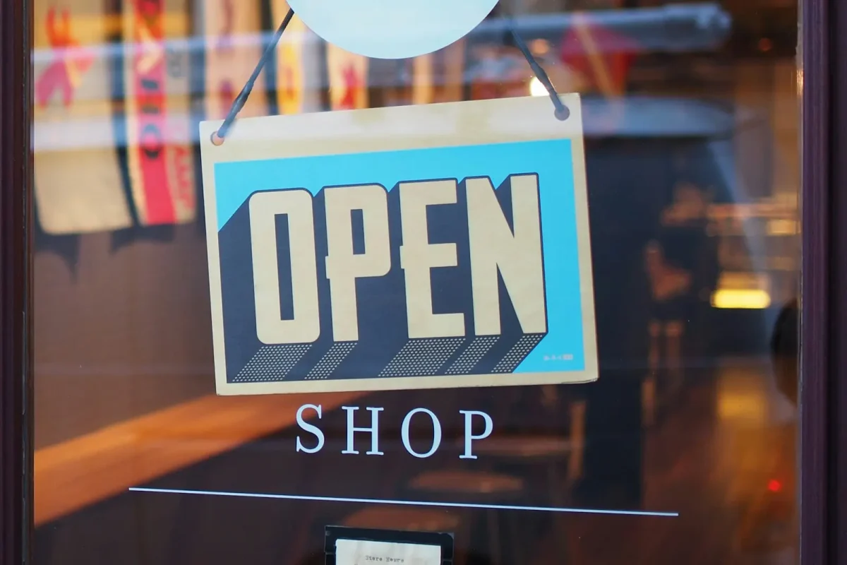 Letrero de tienda abierta en una vitrina